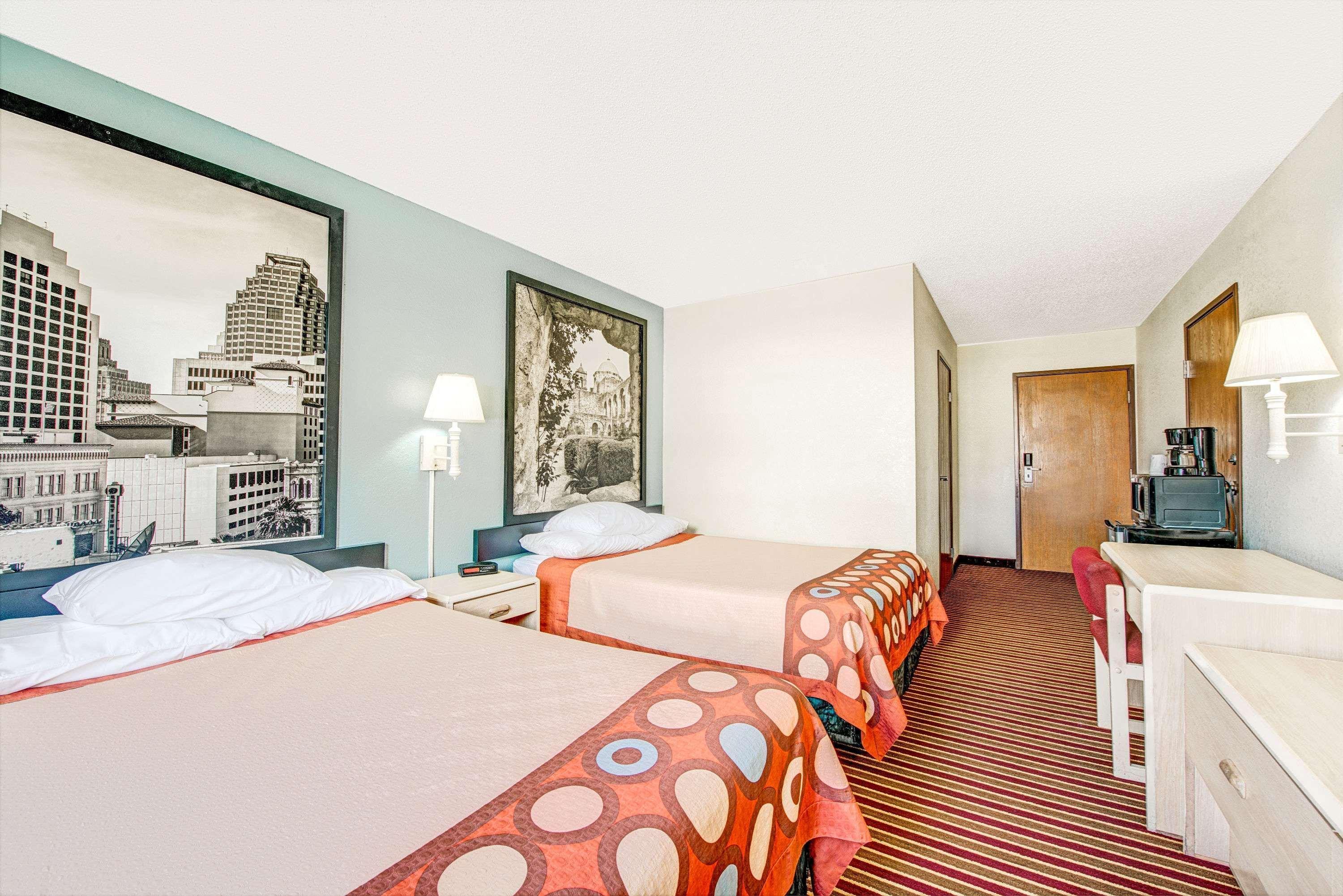Hotel Super 8 By Wyndham San Antonio/Fiesta Exterior foto
