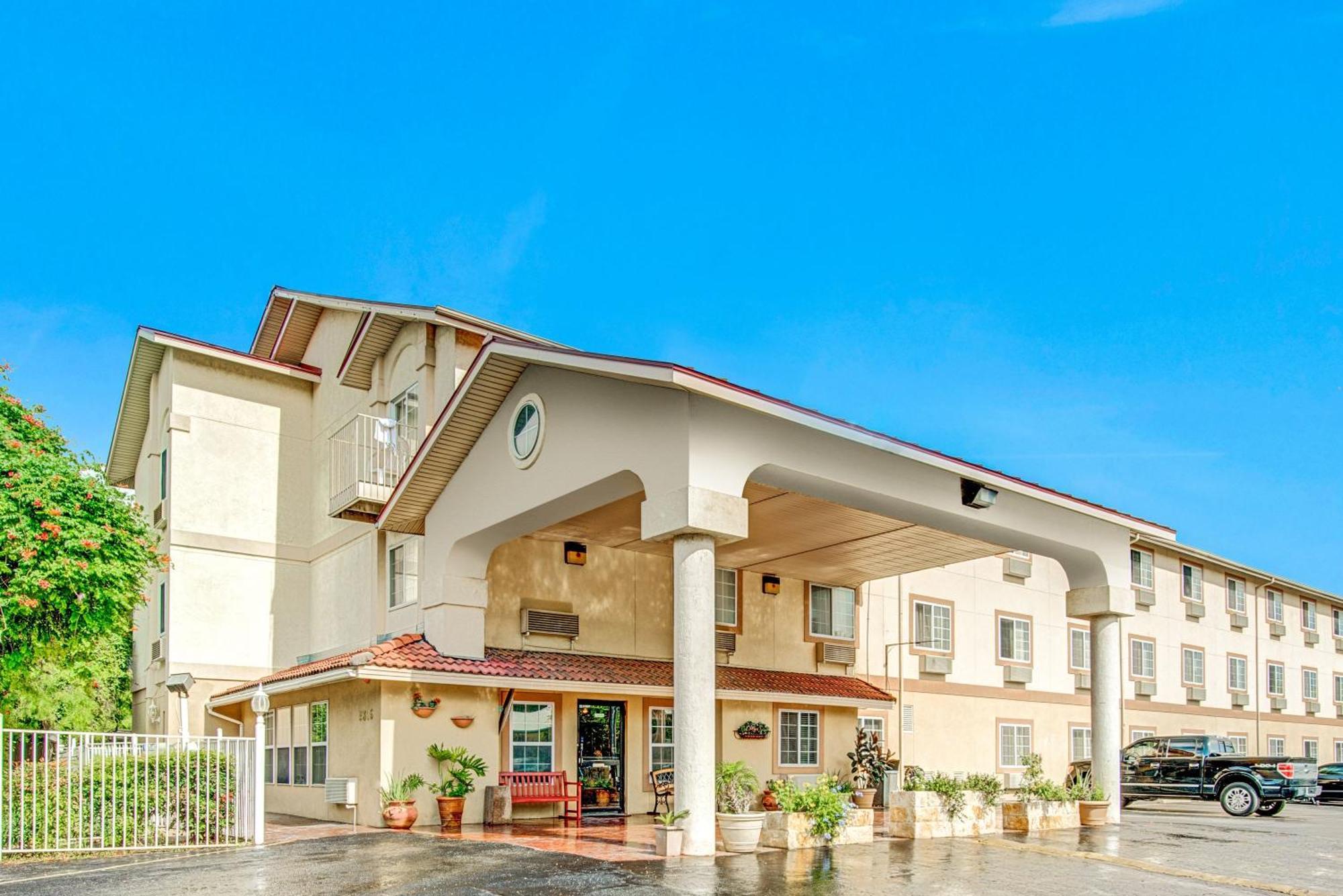 Hotel Super 8 By Wyndham San Antonio/Fiesta Exterior foto